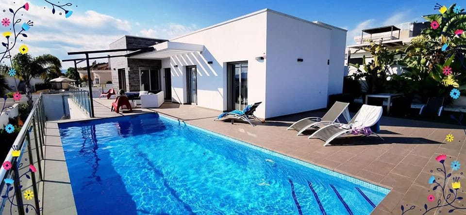 3 slaapkamer Villa voor vakantieverhuur in La Marina met zwembad garage - € 700 (Ref: 6968401)