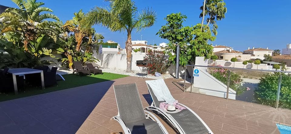 3 slaapkamer Villa voor vakantieverhuur in La Marina met zwembad garage - € 700 (Ref: 6968401)