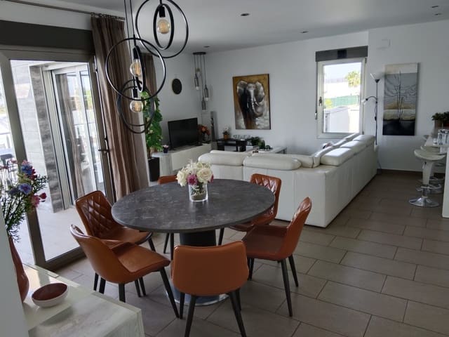 Chalet de 3 habitaciones en La Marina, Elche / Elx en alquiler vacacional con piscina garaje - 700 € (Ref: 6968401)