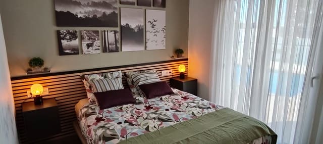 Chalet de 3 habitaciones en La Marina, Elche / Elx en alquiler vacacional con piscina garaje - 700 € (Ref: 6968401)