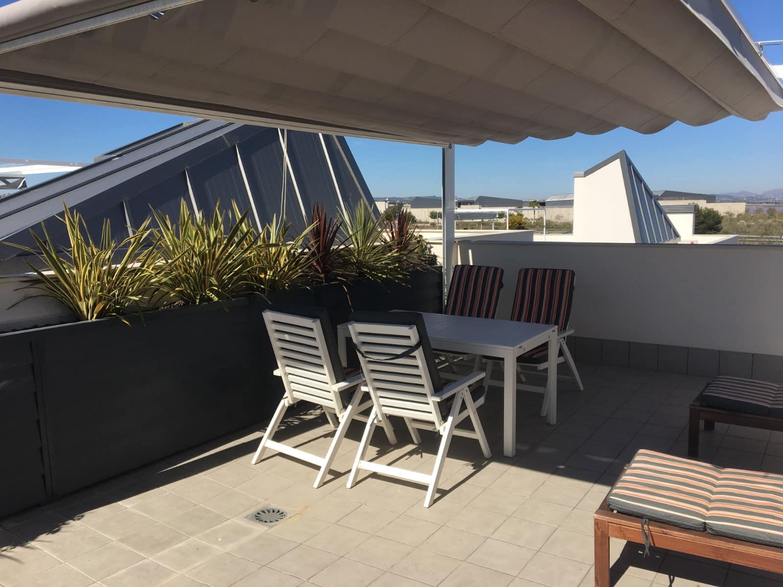 2 slaapkamer Appartement voor vakantieverhuur in Torrevieja met zwembad garage - € 399 (Ref: 6968403)