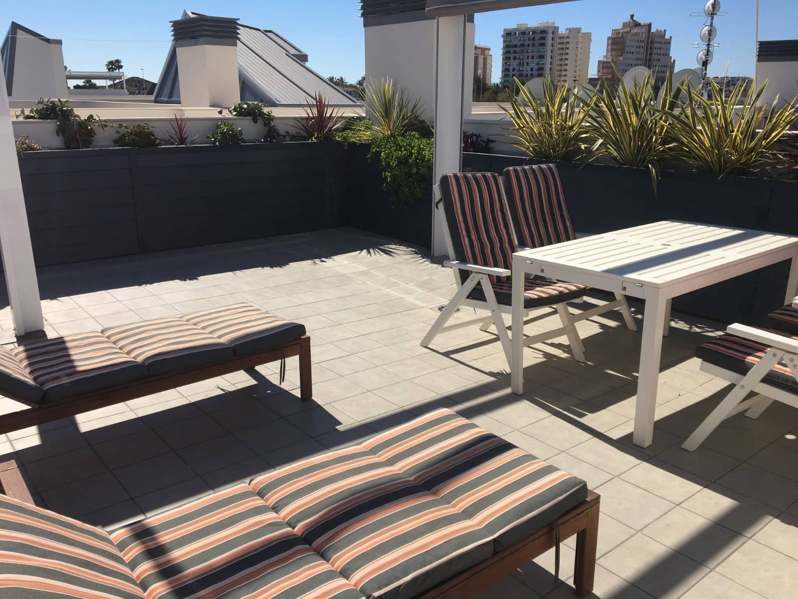 2 slaapkamer Appartement voor vakantieverhuur in Torrevieja met zwembad garage - € 399 (Ref: 6968403)