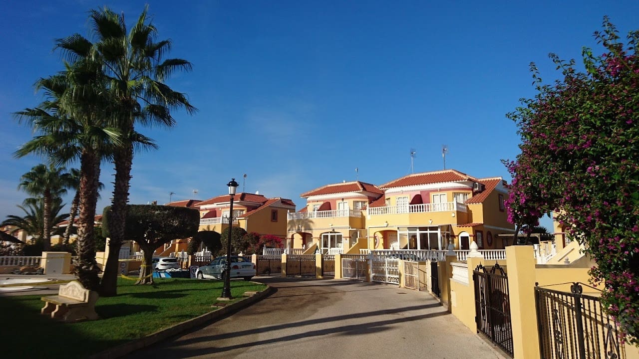   3 soveværelse   ferieRækkehus i Orihuela Costa   med   swimmingpool  garage  - € 399 (Ref: 6968413)