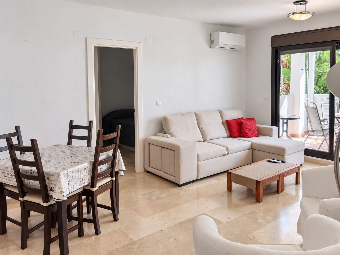 2 slaapkamer Appartement voor vakantieverhuur in Villamartin met zwembad - € 385 (Ref: 7149967)