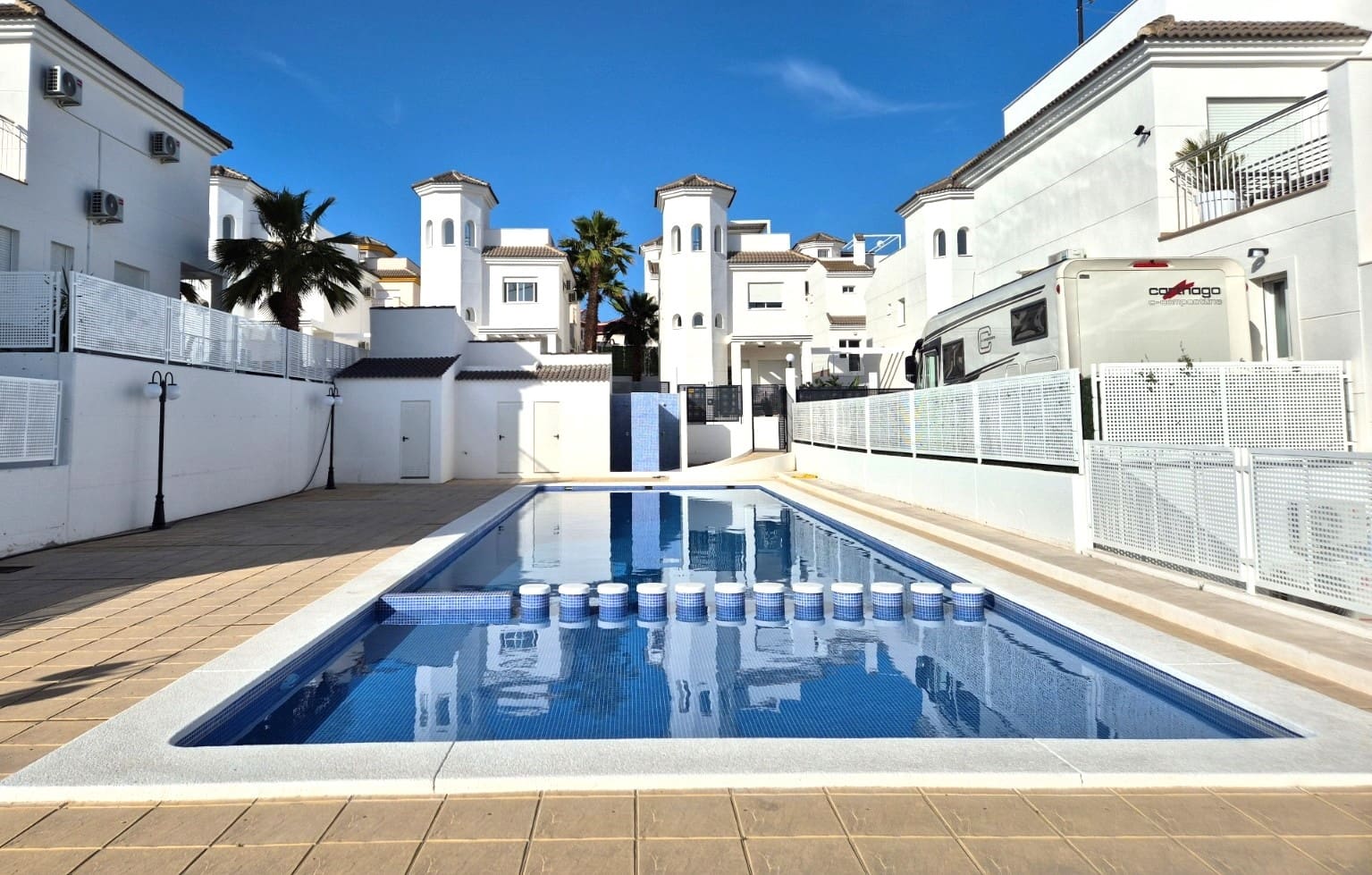 3 quarto Moradia para arrendamento para férias em La Marina com piscina Garagem - 700 € (Ref: 729501)