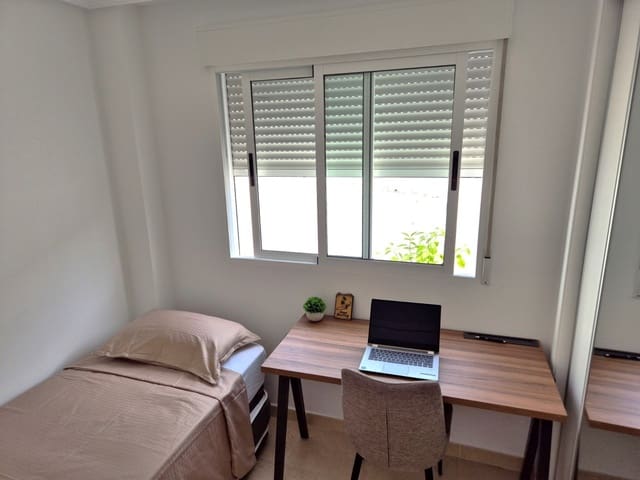 Chalet de 3 habitaciones en La Marina, Elche / Elx en alquiler vacacional con piscina garaje - 700 € (Ref: 729501)