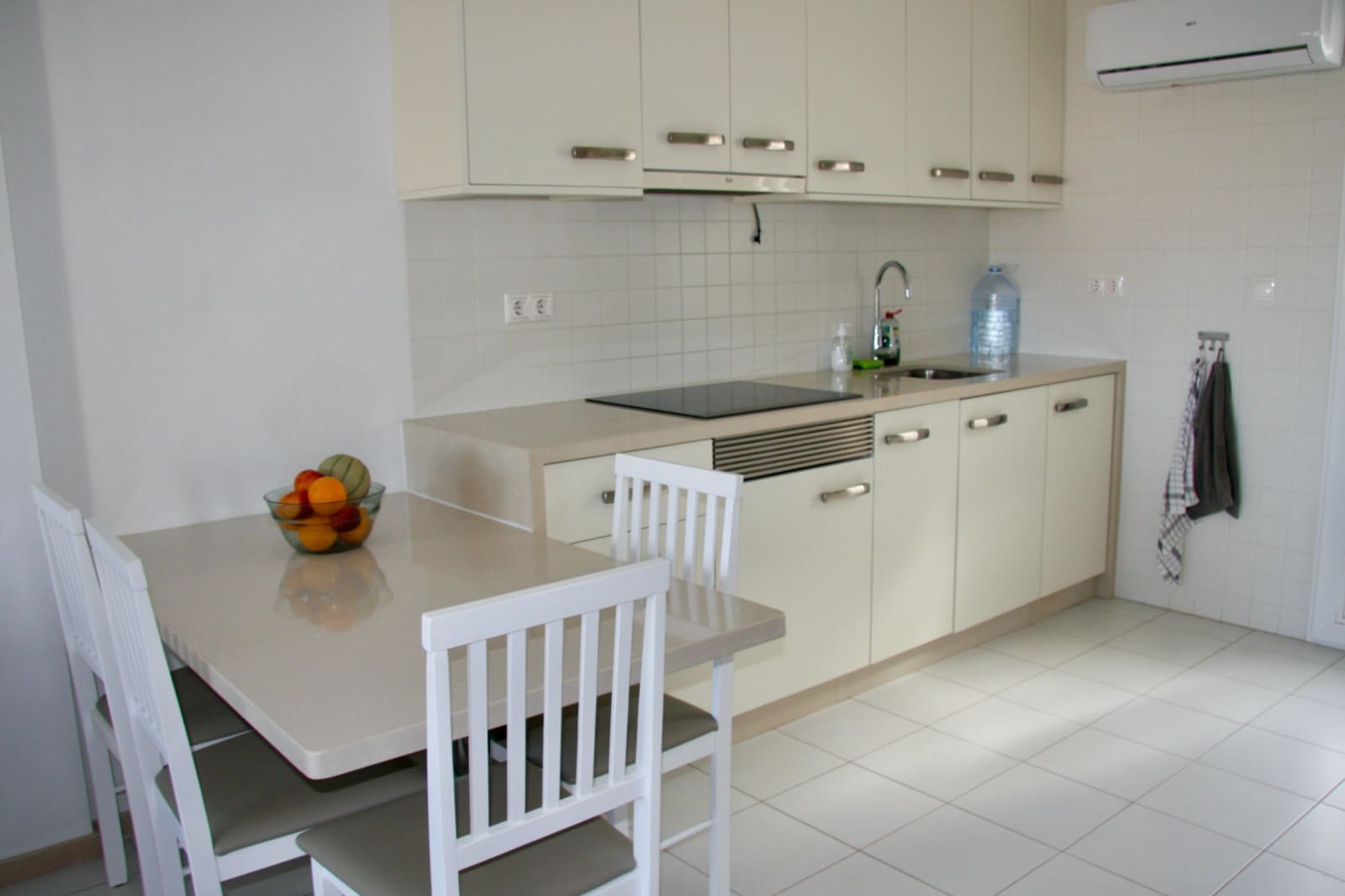 2 slaapkamer Appartement voor vakantieverhuur in Torrevieja met zwembad garage - € 399 (Ref: 7427180)