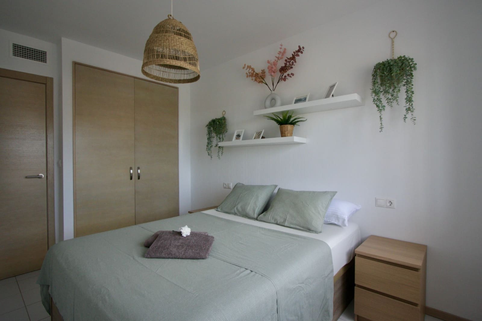 2 slaapkamer Appartement voor vakantieverhuur in Torrevieja met zwembad garage - € 399 (Ref: 7427180)