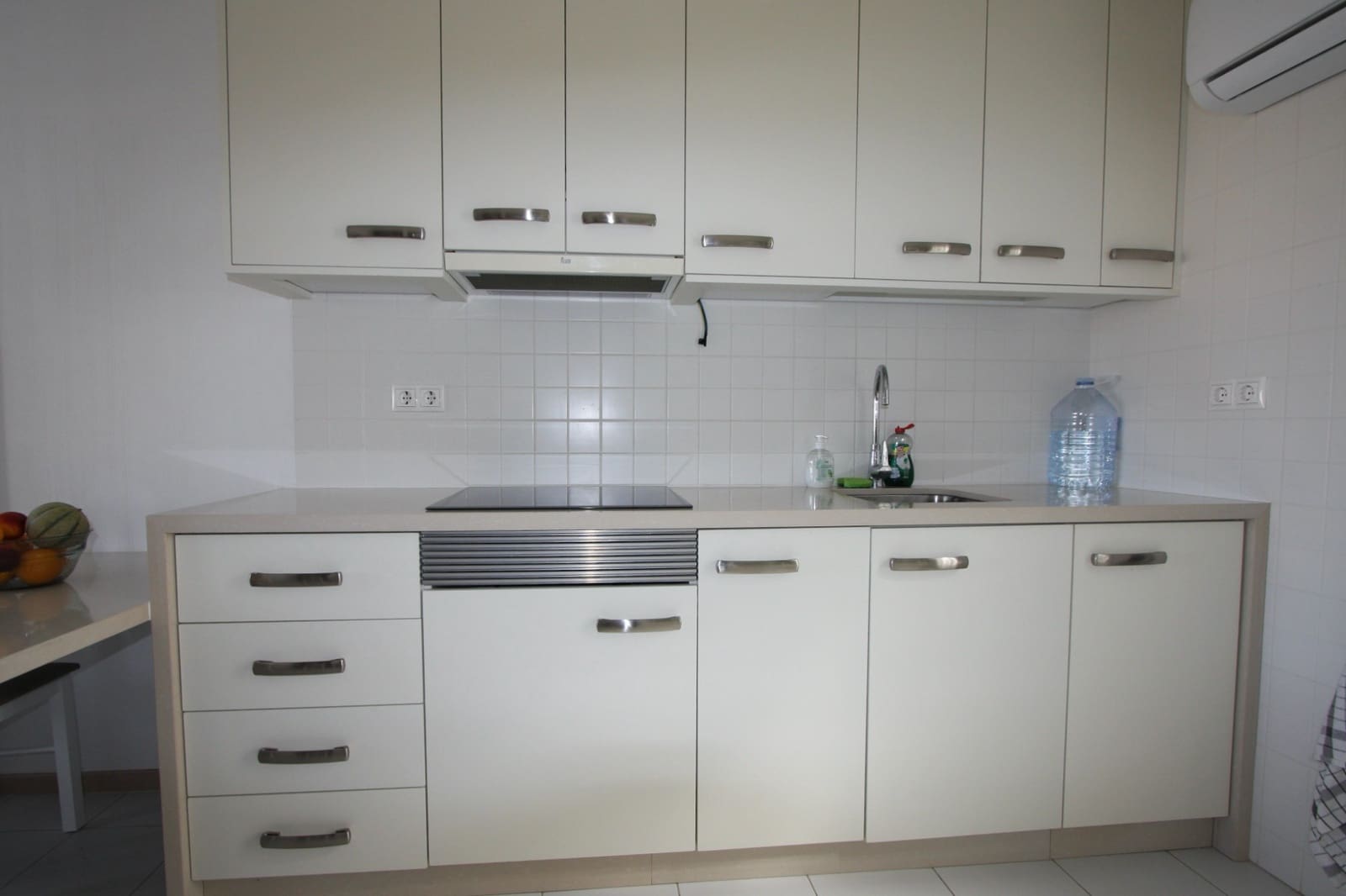 2 slaapkamer Appartement voor vakantieverhuur in Torrevieja met zwembad garage - € 399 (Ref: 7427180)