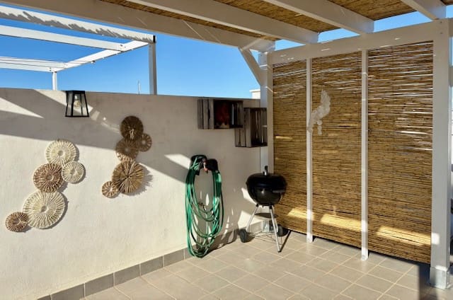 2 slaapkamer Appartement voor vakantieverhuur in Torrevieja met zwembad garage - € 399 (Ref: 7427180)