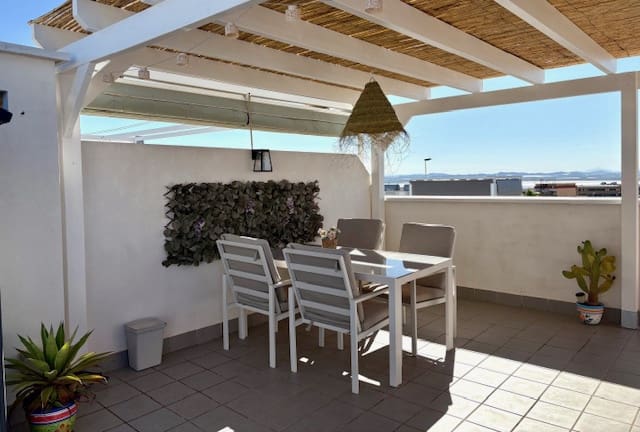 2 slaapkamer Appartement voor vakantieverhuur in Torrevieja met zwembad garage - € 399 (Ref: 7427180)