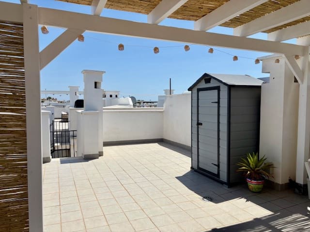 2 slaapkamer Appartement voor vakantieverhuur in Torrevieja met zwembad garage - € 399 (Ref: 7427180)