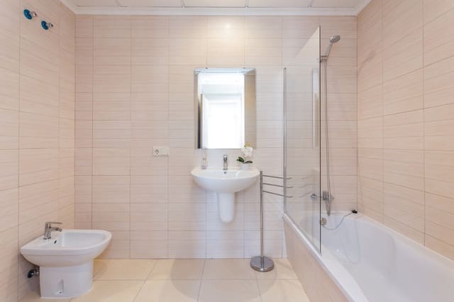 Apartamento de 2 habitaciones en Gandia en alquiler vacacional con piscina garaje - 595 € (Ref: 7441514)