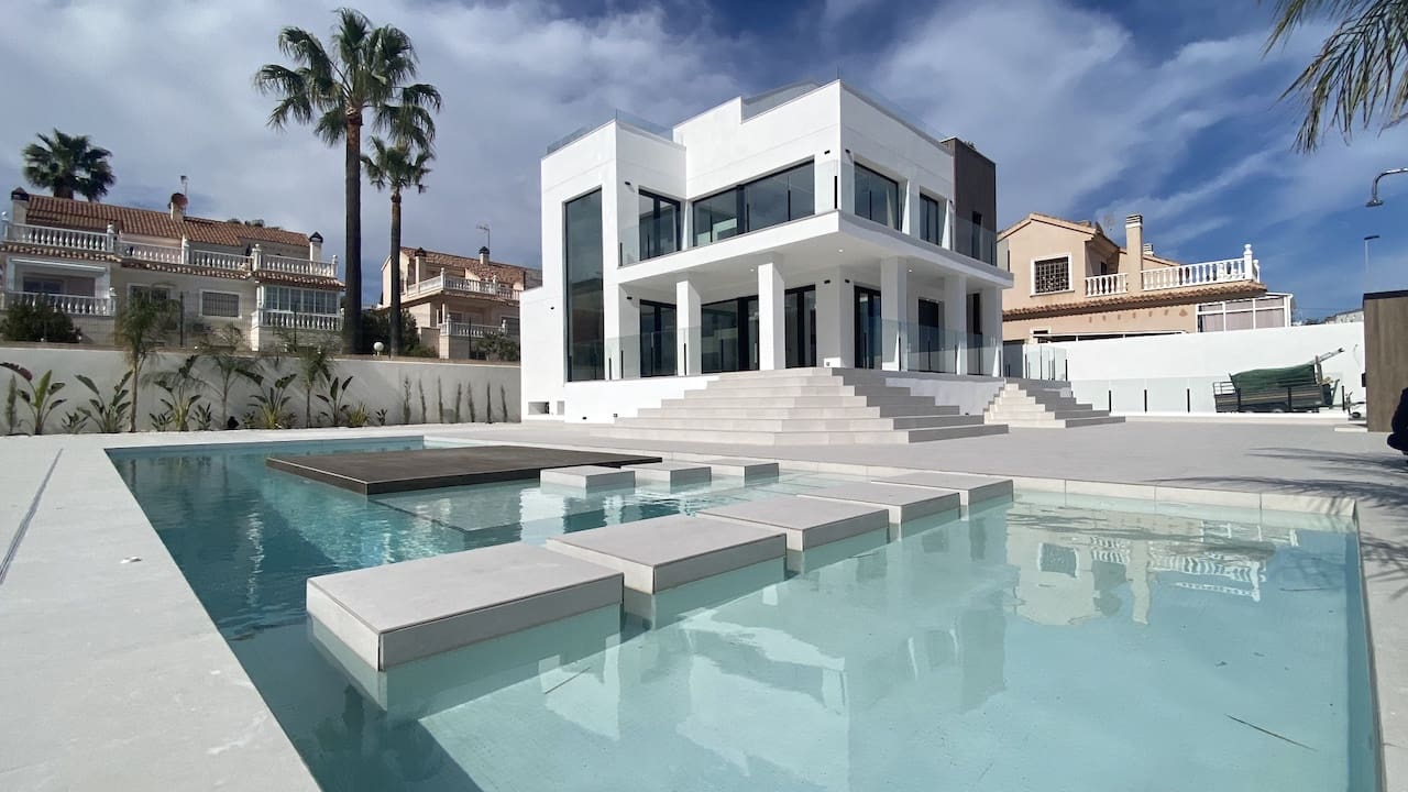 4 soveværelse Villa til salg i Torrevieja med swimmingpool - € 1.595.000 (Ref: 7495944)
