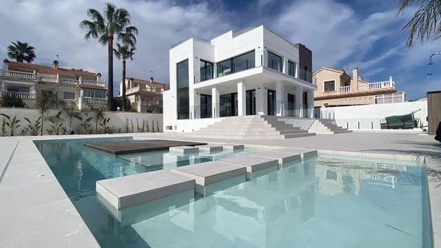4 soveværelse Villa til salg i Torrevieja med swimmingpool - € 1.595.000 (Ref: 7495944)