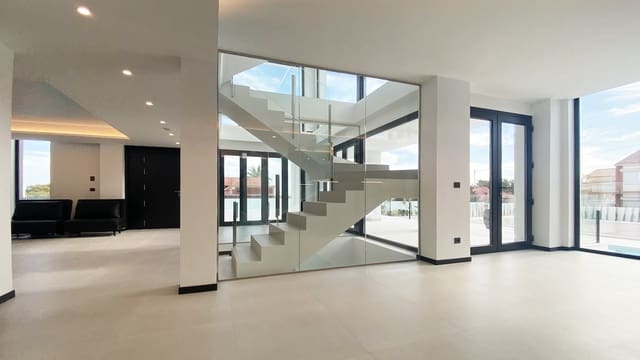 4 soveværelse Villa til salg i Torrevieja med swimmingpool - € 1.595.000 (Ref: 7495944)