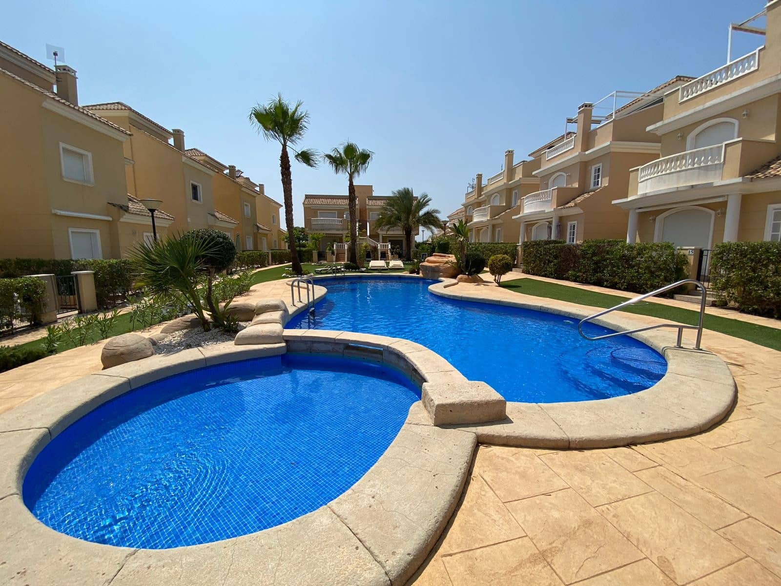 2 slaapkamer Appartement voor vakantieverhuur in La Marina met zwembad garage - € 420 (Ref: 7680949)