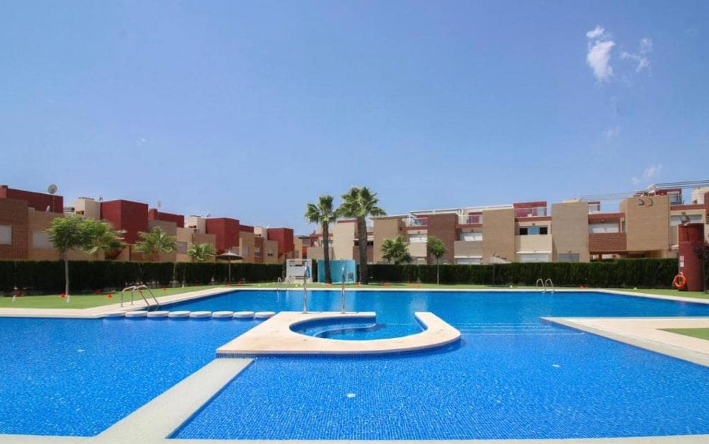  3 soveværelse   ferieSemi-Rækkehus i Torrevieja   med   swimmingpool  garage  - € 665 (Ref: 7733333)