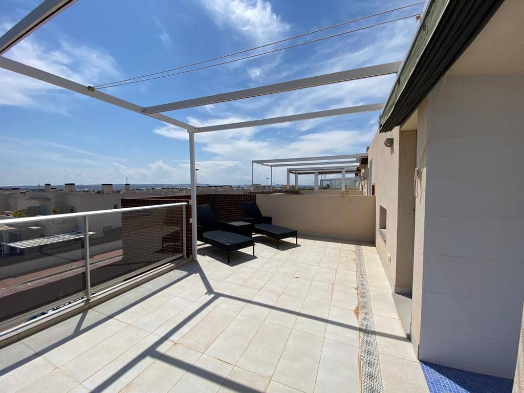   3 soveværelse   ferieSemi-Rækkehus i Torrevieja   med   swimmingpool  garage  - € 665 (Ref: 7733333)