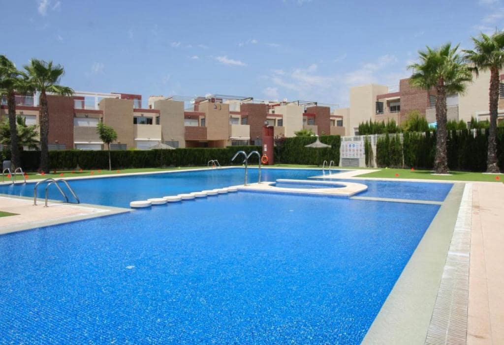   3 soveværelse   ferieSemi-Rækkehus i Torrevieja   med   swimmingpool  garage  - € 665 (Ref: 7733333)