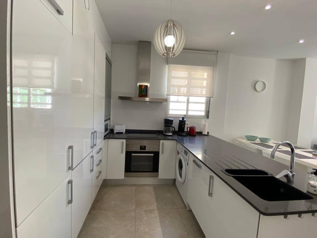   3 soveværelse   ferieSemi-Rækkehus i Torrevieja   med   swimmingpool  garage  - € 665 (Ref: 7733333)