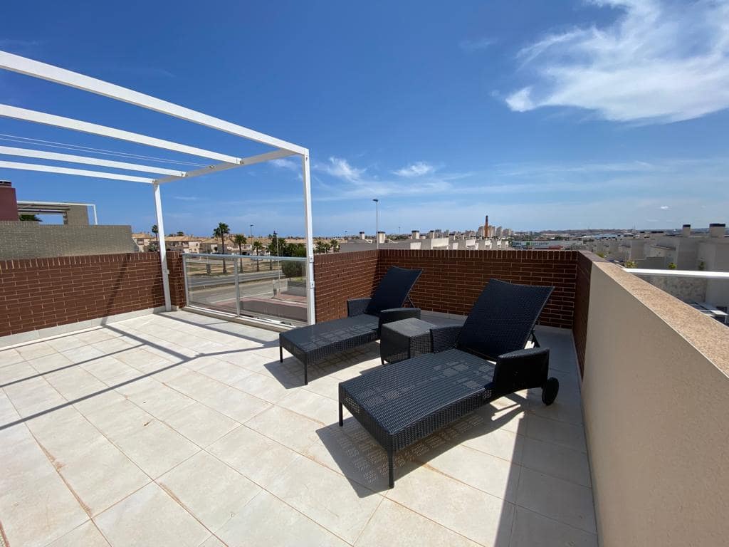   3 soveværelse   ferieSemi-Rækkehus i Torrevieja   med   swimmingpool  garage  - € 665 (Ref: 7733333)