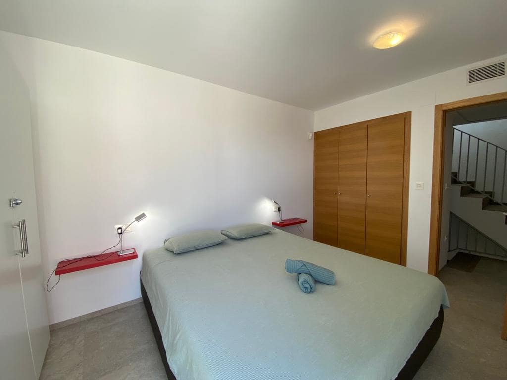   3 soveværelse   ferieSemi-Rækkehus i Torrevieja   med   swimmingpool  garage  - € 665 (Ref: 7733333)