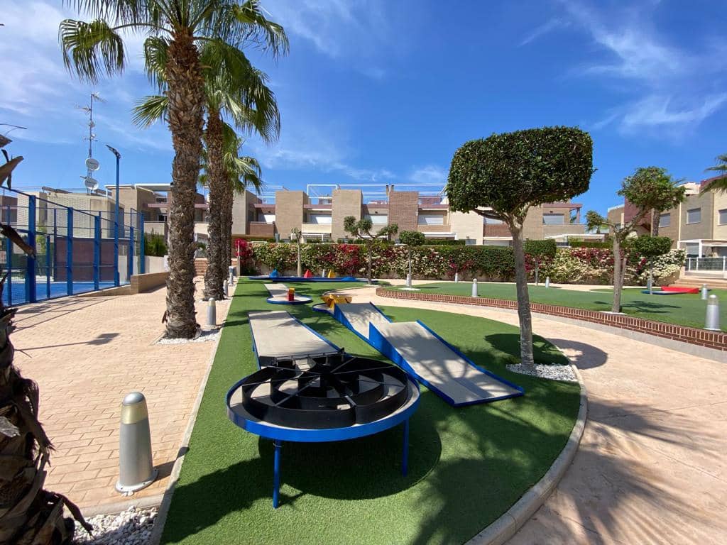   3 soveværelse   ferieSemi-Rækkehus i Torrevieja   med   swimmingpool  garage  - € 665 (Ref: 7733333)