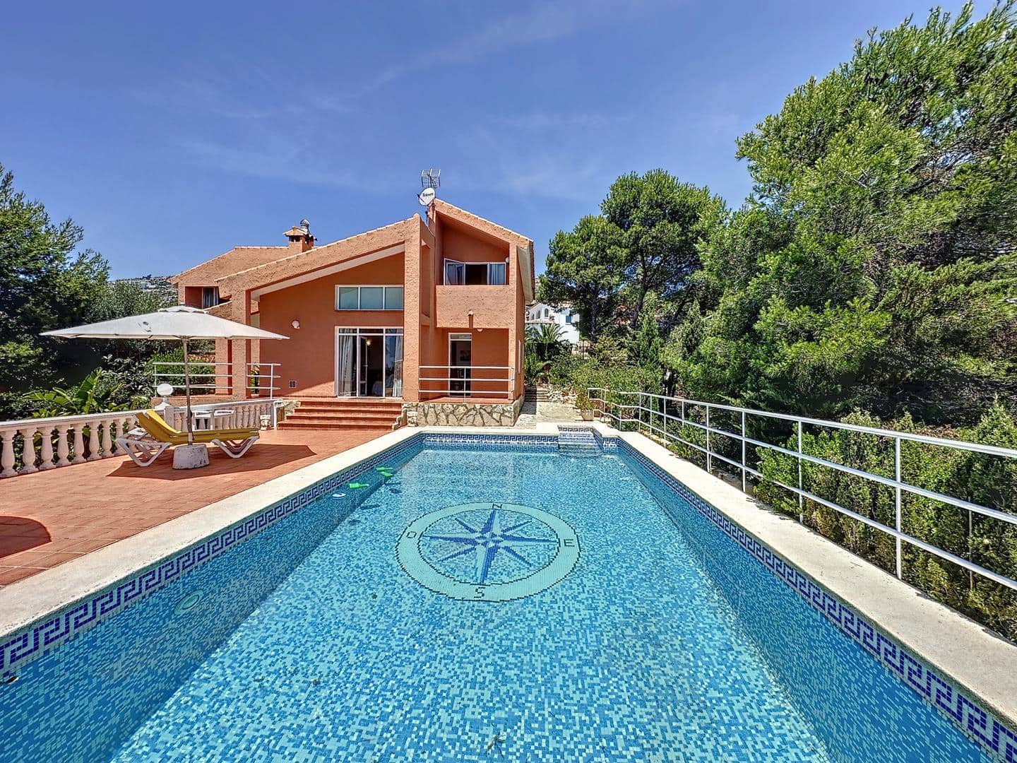 4 bedroom Villa for sale in Moraira with pool - € 750,000 (Ref: 8166514)
