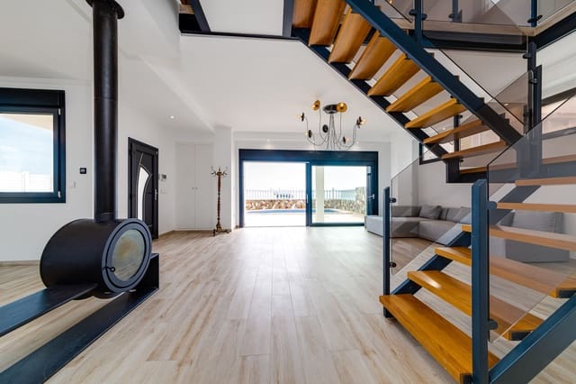 4 bedroom Villa for sale in Torrevieja with pool - € 990,000 (Ref: 8217213)