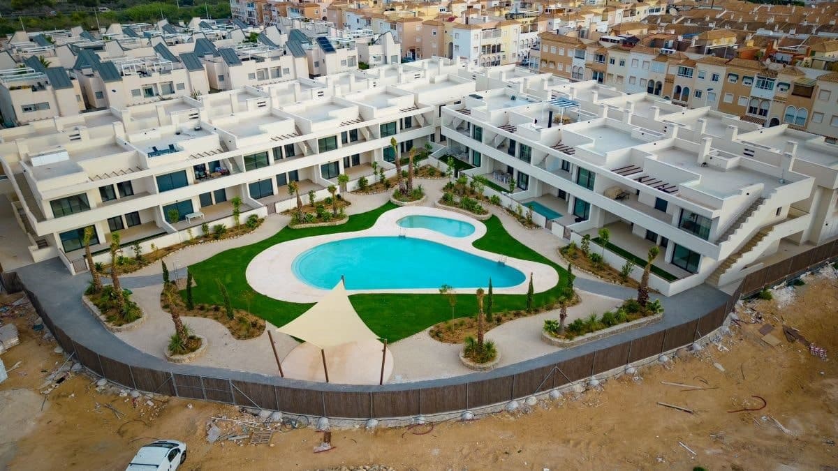 Apartamento de 2 habitaciones en Torrevieja en venta con piscina - 330.000 € (Ref: 8299981)