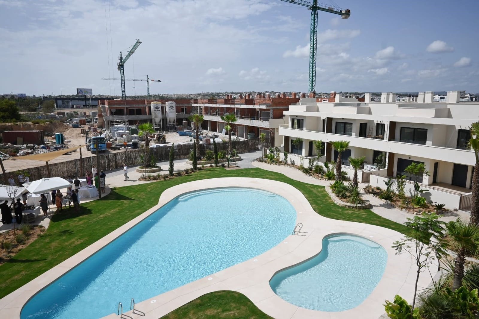 Apartamento de 2 habitaciones en Torrevieja en venta con piscina - 330.000 € (Ref: 8299981)
