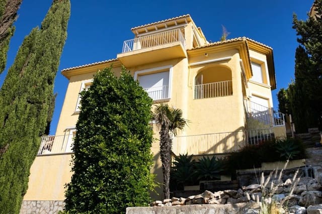 Chalet de 4 habitaciones en Moraira, Teulada-Moraira en venta con piscina - 749.000 € (Ref: 8348876)