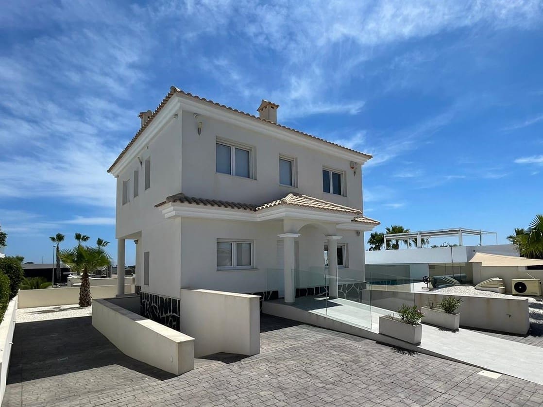 3 slaapkamer Villa voor vakantieverhuur in La Marina met zwembad garage - € 1.050 (Ref: 8549793)