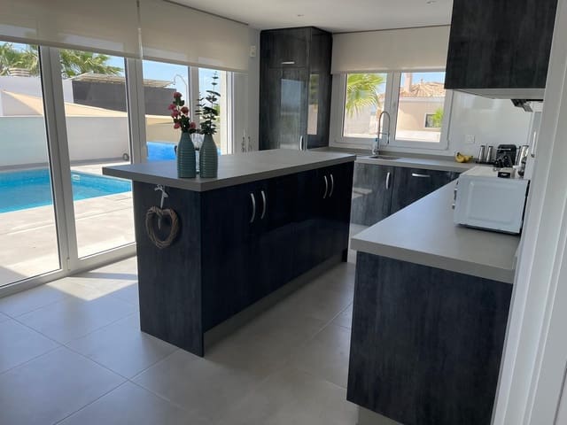 3 soverom Villa til salgs i La Marina, Elche / Elx med svømmebasseng garasje - € 1 050 (Ref: 8549793)