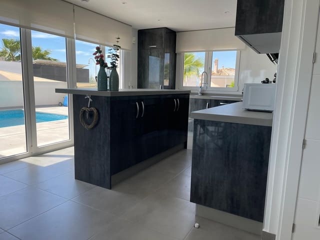 3 soverom Villa til salgs i La Marina, Elche / Elx med svømmebasseng garasje - € 1 050 (Ref: 8549793)