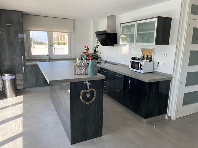 3 soverom Villa til salgs i La Marina, Elche / Elx med svømmebasseng garasje - € 1 050 (Ref: 8549793)