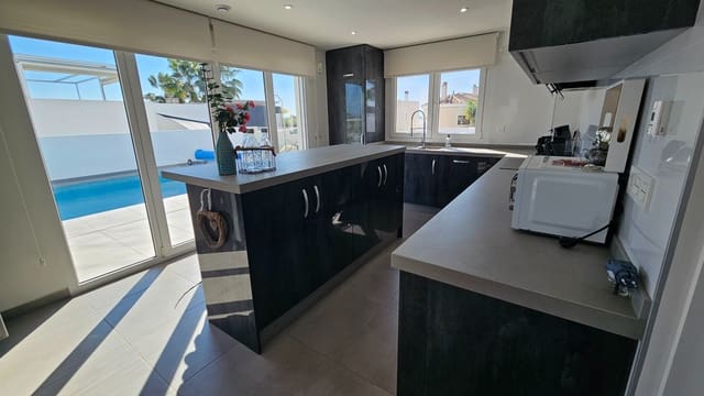 3 bedroom Villa for holiday rental in La Marina, Elche / Elx with pool garage - € 1,050 (Ref: 8549793)