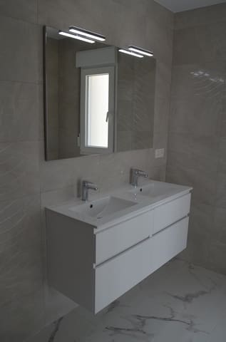 Chalet de 4 habitaciones en Pinoso en venta con piscina - 454.000 € (Ref: 8586719)