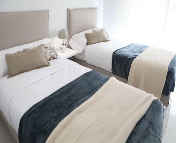 3 bedroom Penthouse for sale in Benidorm with pool garage - € 1,025,000 (Ref: 8776017)