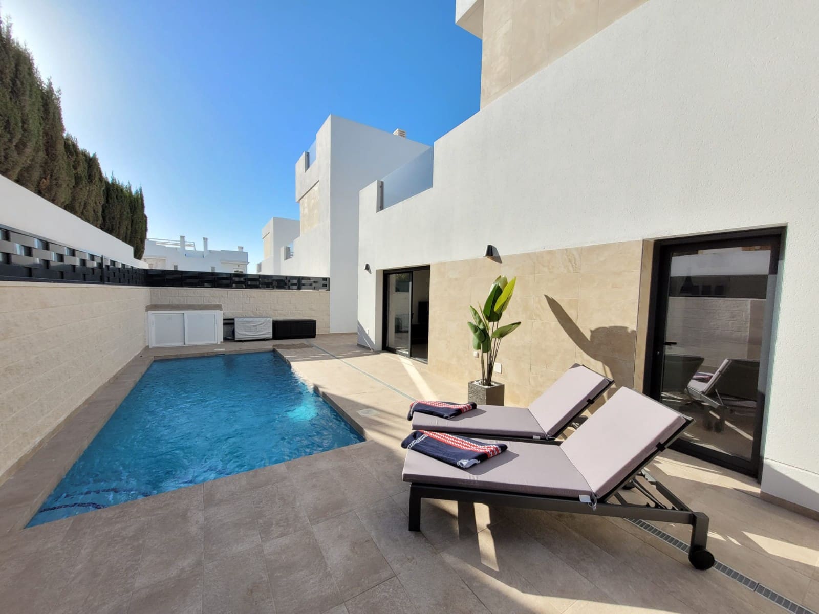 3 slaapkamer Villa voor vakantieverhuur in Ciudad Quesada met zwembad garage - € 1.085 (Ref: 8786960)