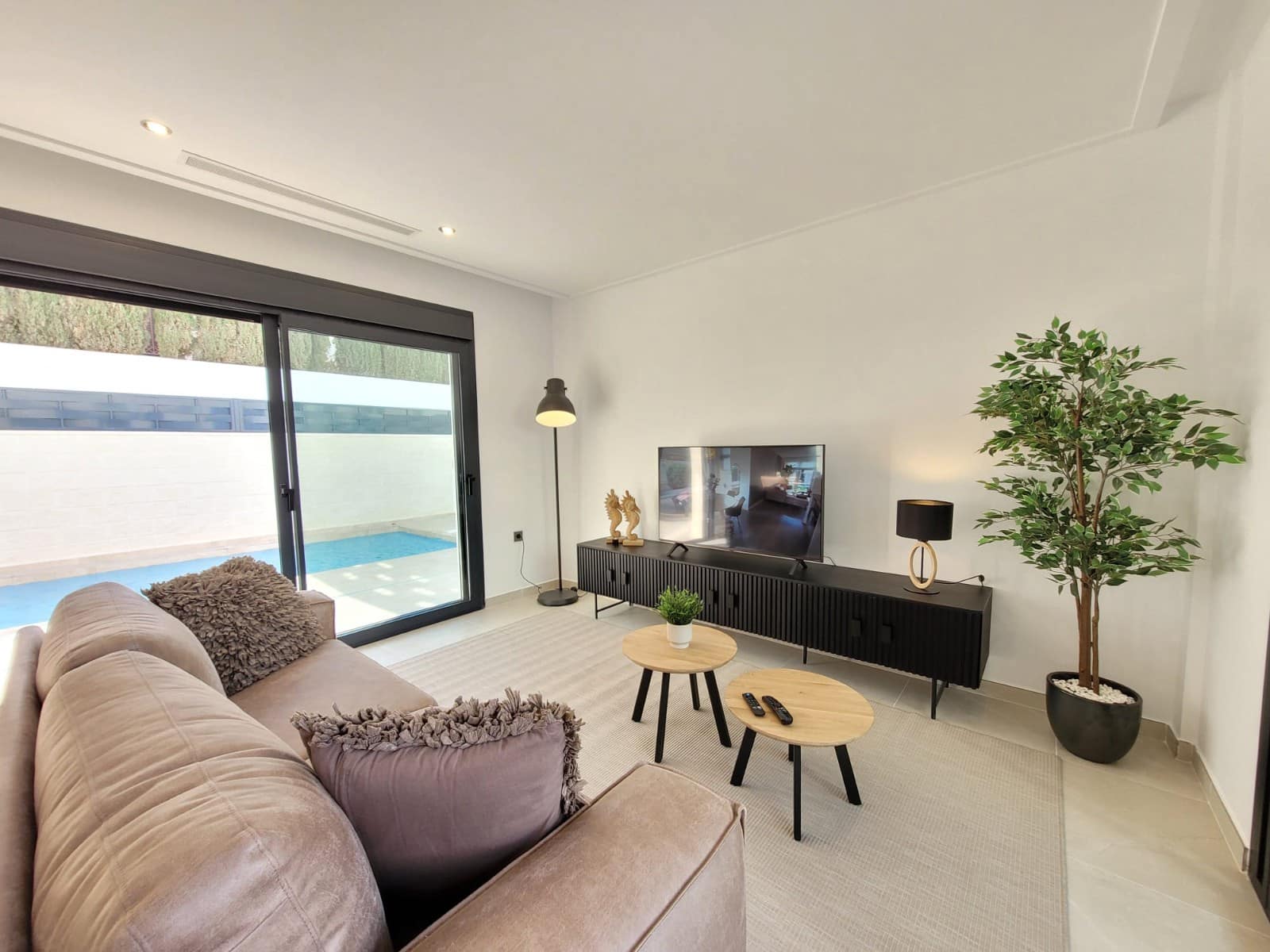 3 slaapkamer Villa voor vakantieverhuur in Ciudad Quesada met zwembad garage - € 1.085 (Ref: 8786960)