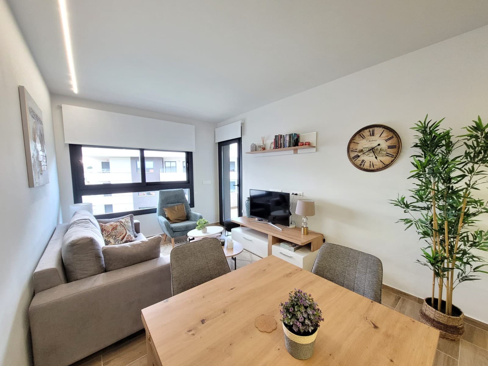   2 soveværelse   ferieLejlighed i Villamartin   med   swimmingpool  garage  - € 375 (Ref: 8840227)