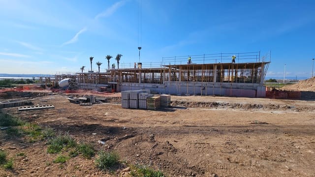 3 bedroom Villa for sale in Torrevieja with pool - € 595,000 (Ref: 8873811)