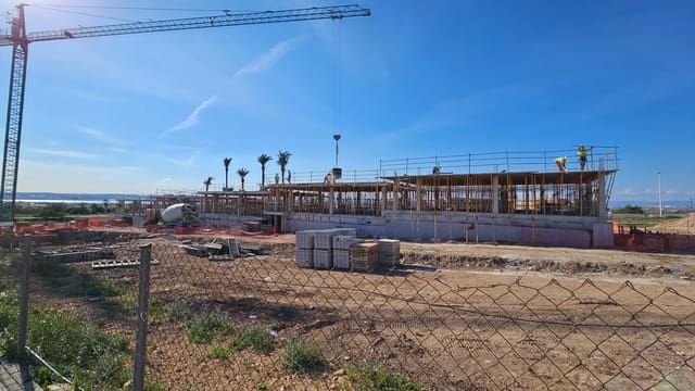 3 bedroom Villa for sale in Torrevieja with pool - € 595,000 (Ref: 8873811)