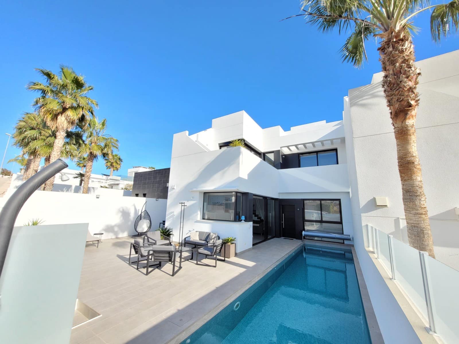 3 slaapkamer Villa voor vakantieverhuur in La Marina met zwembad garage - € 1.505 (Ref: 8880896)