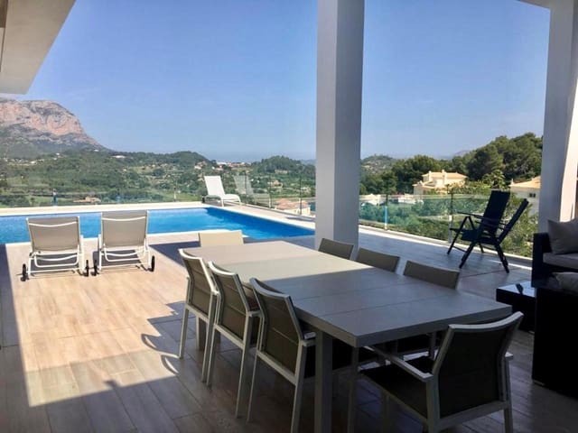 Chalet de 5 habitaciones en Dénia en venta con piscina - 1.300.000 € (Ref: 8899680)