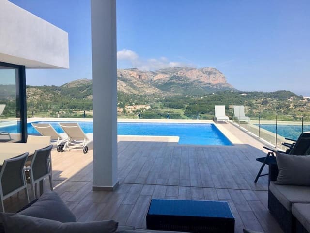 Chalet de 5 habitaciones en Dénia en venta con piscina - 1.300.000 € (Ref: 8899680)