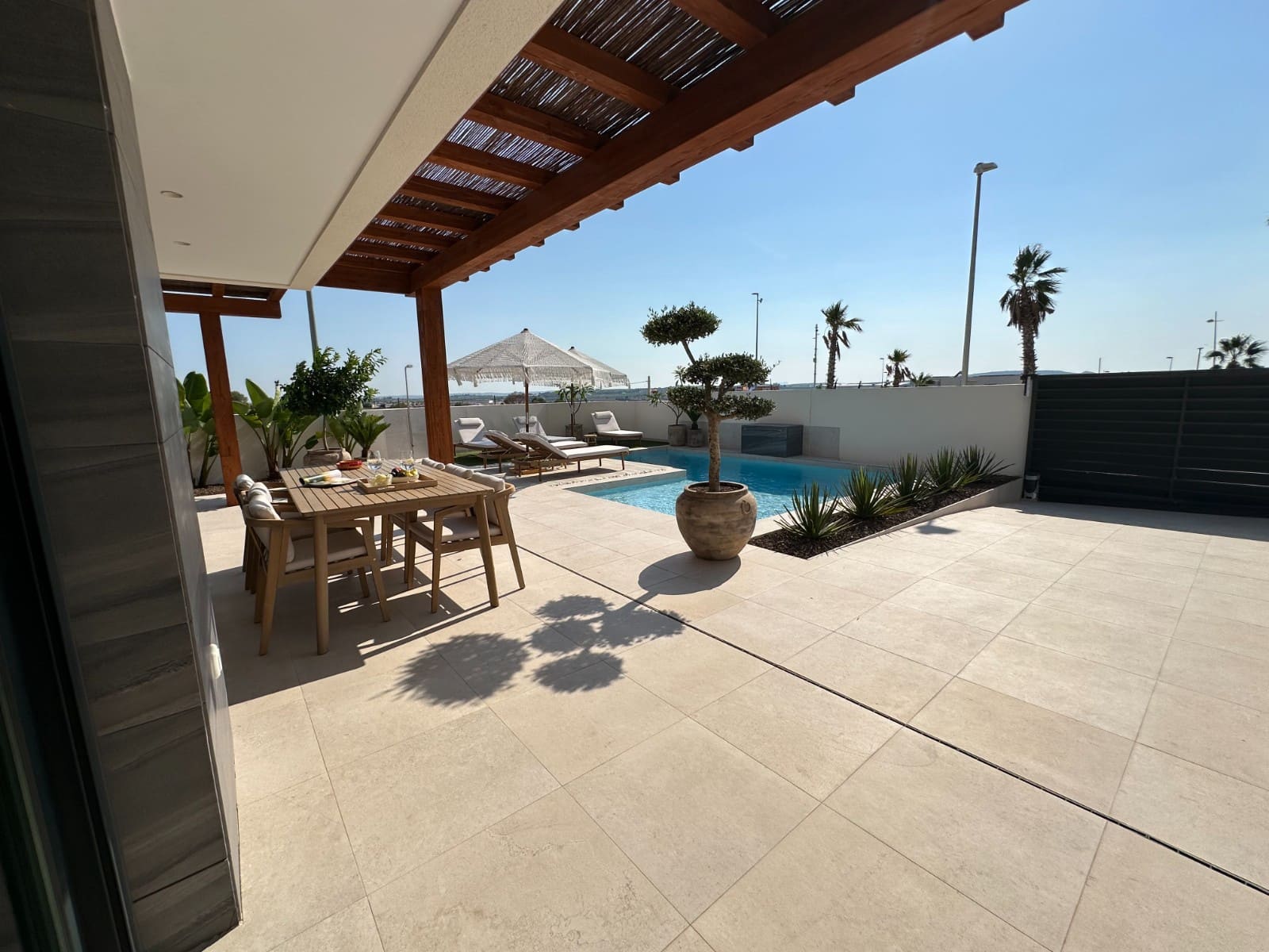 3 slaapkamer Villa voor vakantieverhuur in Benijofar met zwembad garage - € 1.120 (Ref: 8904053)