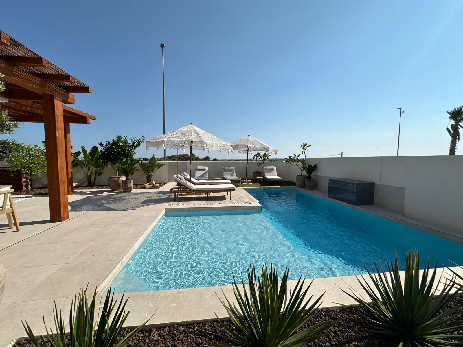 3 slaapkamer Villa voor vakantieverhuur in Benijofar met zwembad garage - € 1.120 (Ref: 8904053)